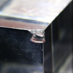 beschädigte Ecke eines Acrylglaswürfels